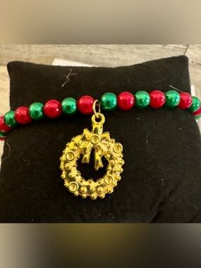 Festive Gold Wreath Stretch Charm Bracelet with Red and Green Beads